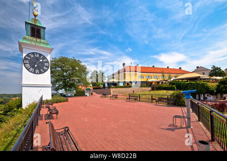 Petrovaradin Clock Tower e la vecchia fortezza sopra vista sul Danubio, Novi Sad nella regione della Vojvodina di Serbia Foto Stock