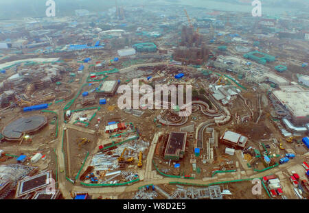 Vista aerea della Shanghai Disneyland Resort in costruzione a Pudong, Shanghai, Cina, 8 aprile 2015. Walt Disney Co si spingere indietro l'apertura Foto Stock