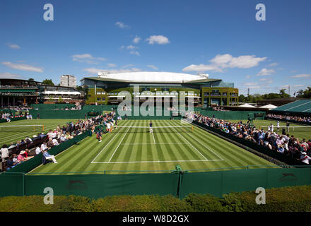 Vista panoramica di tribunali esterno con corte centrale edificio in background, 2019 campionati di Wimbledon, London, England, Regno Unito Foto Stock