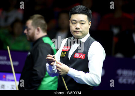 Ding Junhui della Cina i gessi spunto come egli ritiene che un colpo di Mark Allen dell Irlanda del Nord nel loro quarterfinal match durante il 2019 World Snooker Championship internazionale nella città di Daqing, a nord-est della Cina di Provincia di Heilongjiang, 8 agosto 2019. Mark Allen sconfitto Ding Junhui 6-3. Foto Stock