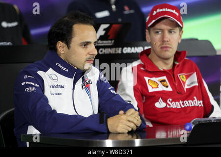 Il brasiliano F1 driver Felipe Massa di Williams, sinistra e tedesco F1 driver Sebastian Vettel Ferrari di partecipare a una conferenza stampa per il 2015 di Formula 1 Foto Stock