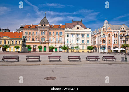 Piazza della Libertà a Novi Sad e archi e vista di architettura, regione della Vojvodina di Serbia Foto Stock