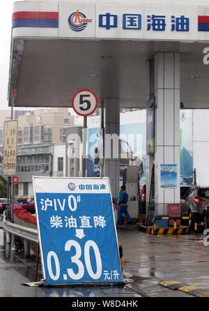 --FILE--Vista di una stazione di rifornimento di CNOOC (China National Offshore Oil Corporation) in Cina a Shanghai, 6 ottobre 2013. La North American headquarte Foto Stock