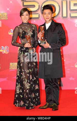 Hong Kong attrice Linda Chung, sinistra, e l'attore Bosco Wong posano con i loro trofei per la Cina continentale preferito di TVB attrice e attore Awards dur Foto Stock