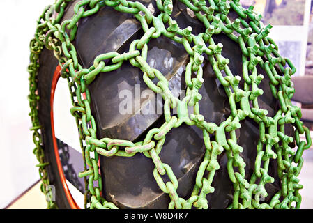 Catene di trasmissione sulla ruota del trattore Foto Stock