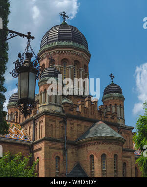 Famosa chiesa ortodossa dei Tre Santi in Chernivtsi city, Ucraina. Ex Metropolitan home chiesa sul territorio di Chernivtsi University Foto Stock