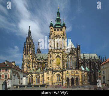 Cattedrale Metropolitana di Santi Vito o la Cattedrale di San Vito si trova all'interno del Castello di Praga durante la giornata soleggiata con nessun popolo. Foto Stock