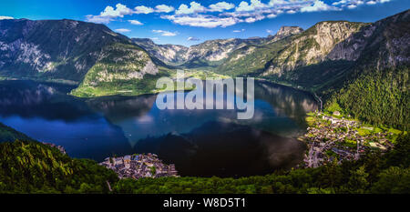 Il bellissimo panorama di Hallstätter vedere o lago Hallstatt Da Skywalk di Hallstatt, Alpi austriache in Austria Superiore. Foto Stock