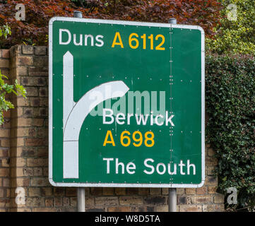 Un cartello stradale per Duns e Berwick in Coldstream, Scottish Borders, UK. Foto Stock
