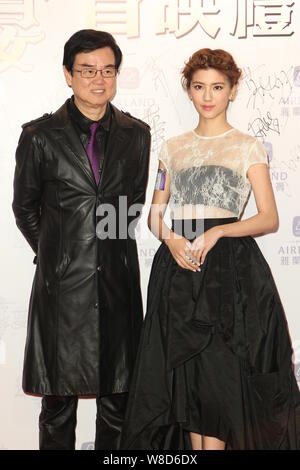 Hong Kong attrice Karena Ng, destra e Hong Kong Bak-Ming regista Wong frequentare la premiere per il loro nuovo film "Un ispettore Le chiamate" in Hong Kong, Ch Foto Stock