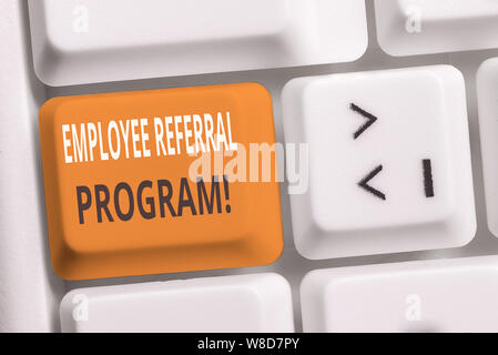 La grafia la scrittura di testo Employee Referral Program. Foto concettuale di reclutamento interno metodo impiegato da organizzazioni White tastiera PC con rilevare Foto Stock