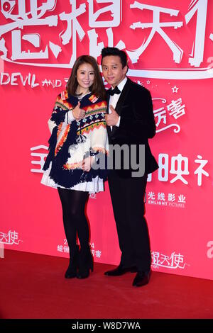 Attore cinese Deng Chao, destra, pone con l'attrice Taiwanese Ruby Lin sul tappeto rosso per la premiere del suo nuovo film 'Devil e Angelo' a Pechino Foto Stock