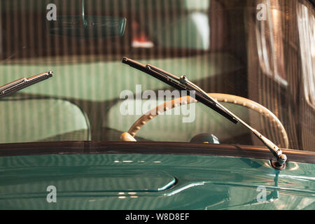 Il tergicristallo anteriore e il volante. Old timer dettagli auto. Close up foto con morbida messa a fuoco selettiva Foto Stock