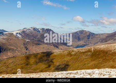 Guardando attraverso la valle Ogwen verso la Snow capped Glyderau varia dal vertice della penna Llithrig Yr Wrach, Parco Nazionale di Snowdonia Foto Stock