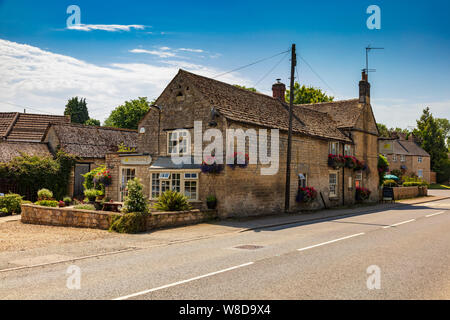 Il Wheatsheaf, un paese attraente pub vendere il cibo nel villaggio di Greetham, Rutland, a breve distanza dalla principale A1 road, REGNO UNITO Foto Stock