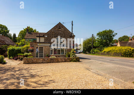 Il Wheatsheaf, un paese attraente pub vendere il cibo nel villaggio di Greetham, Rutland, a breve distanza dalla principale A1 road, REGNO UNITO Foto Stock