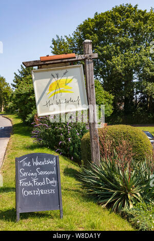 Il Wheatsheaf, un paese attraente pub vendere il cibo nel villaggio di Greetham, Rutland, a breve distanza dalla principale A1 road, REGNO UNITO Foto Stock