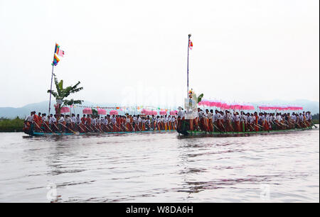 Barche tradizionali sul 'Karaweik' festival festa sul Lago Inle in Myanmar/Birmania. Foto Stock