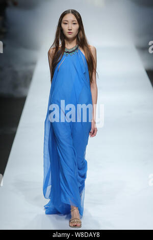 Un modello consente di visualizzare una nuova creazione al MoodBox fashion show durante la Shanghai Fashion Week Autunno/Inverno 2015 a Shanghai in Cina, 12 aprile 2015. Foto Stock