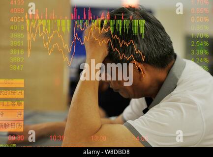 In questo multi-immagine di esposizione, un interessato investitore cinese guarda i prezzi delle azioni e la Shanghai indice composito in corrispondenza di un magazzino casa di brokeraggio in Foto Stock