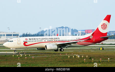 --FILE--un Boeing 737-800 jet del passeggero di Fuzhou compagnie aeree i taxi per il decollo a Fuzhou Changle Aeroporto Internazionale della città di Fuzhou, sud-est di chi Foto Stock