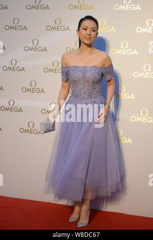 Attrice cinese Zhang Ziyi pone durante un evento promozionale per Omega orologi a Chongqing Cina, 23 aprile 2015. Foto Stock