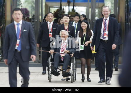 Bob Hawke, ex Primo Ministro dell'Australia, su una sedia a rotelle, arriva per la cerimonia di apertura del Forum Boao per l Asia Conferenza Annuale 2015 Foto Stock