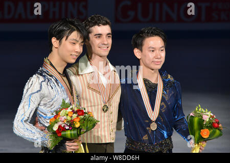 (Da sinistra) argento medaglia Yuzuru Hanyu del Giappone, medaglia d'oro Javier Fernandez della Spagna e medaglia di bronzo Denis dieci del Kazakistan pongono durante il Foto Stock