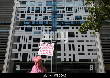 Anti-Deportation manifestanti 'rivendicare il potere' protestare contro i diritti umani nel Regno Unito in materia di immigrazione nei centri di detenzione, al di fuori della Home Office su Marsham Street, il 29 luglio 2019, a Londra, in Inghilterra. Tutte le donne africane il Gruppo ha messo in evidenza la situazione dei richiedenti asilo in Home Office nei centri di detenzione, e in particolare a Yarlswood. Foto Stock