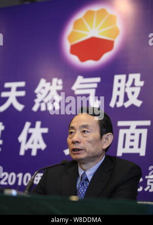 --FILE--Jiang Jiemin, allora presidente della CNPC (China National Petroleum Corporation), società madre di PetroChina, parla nel corso di una conferenza stampa a Beij Foto Stock