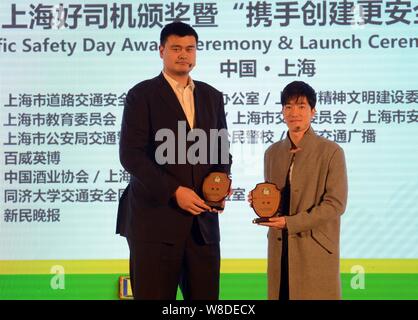 Pensionato cinese superstar di basket Yao Ming, sinistra e ritirato il cinese 110m ostacoli star Liu Xiang frequentare il 2015 National Traffic Safety Day award Foto Stock