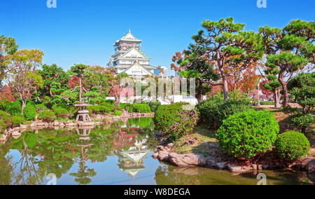 Il Castello di Osaka nella città di Osaka con foglie di autunno Foto Stock