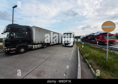 08 agosto 2019, Assia, Ober-Mörlen: Hesse autostrade della mancanza di centinaia di camion di spazi di parcheggio. Truck driver quindi girare per arresto di emergenza o di alloggiamenti per le entrate e le uscite al fine di park e a rispettare i loro periodi di riposo. (A dpa messaggio 'Carrello spazi di parcheggio sulle autostrade regolarmente sovraccaricato') Foto: Andreas Arnold/dpa Foto Stock