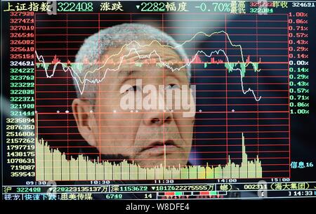 In questo multi-immagine di esposizione, un investitore cinese guarda al Shanghai indice composito in corrispondenza di un magazzino casa di brokeraggio in Qingdao City, est della Cina di Shan Foto Stock
