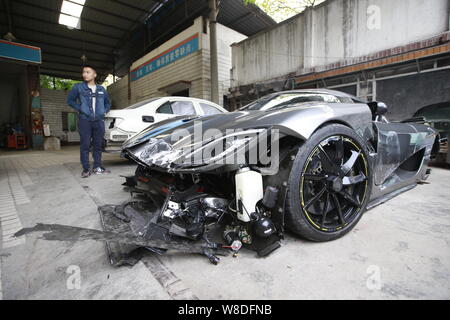 La Koenigsegg Agera R supercar che è stata gravemente danneggiata in un incidente stradale è parcheggiato in un garage a Chongqing Cina, 29 Novemebr 2015. Un driver sp Foto Stock