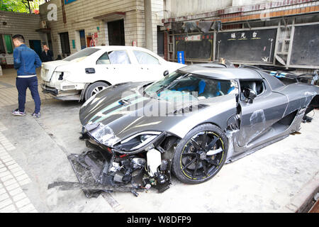 La Koenigsegg Agera R supercar che è stata gravemente danneggiata in un incidente stradale è parcheggiato in un garage a Chongqing Cina, 29 Novemebr 2015. Un driver sp Foto Stock