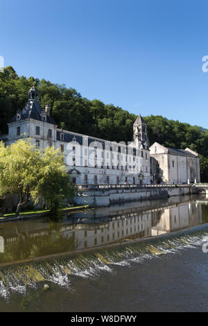 Brantome en Périgord, Francia. Vista pittoresca di uno stramazzo sul fiume Dronne, con l'Abbazia di Brantome in background. Foto Stock
