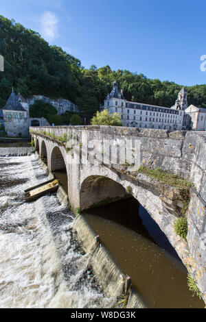 Brantome en Périgord, Francia. Il Pont Coude (angolo destro) a ponte sul fiume Dronne, con l'Abbazia di Brantome in background. Foto Stock