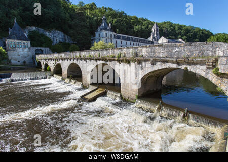 Brantome en Périgord, Francia. Il Pont Coude (angolo destro) a ponte sul fiume Dronne, con l'Abbazia di Brantome in background. Foto Stock