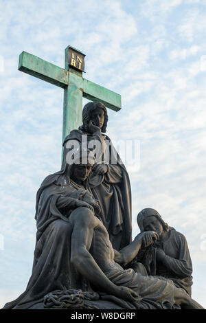 Pietà, il lamento della statua di Cristo sul Ponte Carlo a Praga, Repubblica Ceca. Medievale ponte gotico, finito nel xv secolo, attraversando il Vl Foto Stock