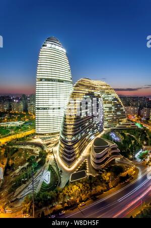 Vista notturna di Soho Wangjing sviluppato da Soho Cina a Pechino in Cina, 25 agosto 2014. Foto Stock