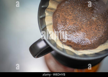 Il primo passo della Pre-Brew (il fiore) di versare il caffè di gocciolamento metodo quando il biossido di carbonio C02 viene rilasciato. Si prega di credito: Phillip Roberts Foto Stock