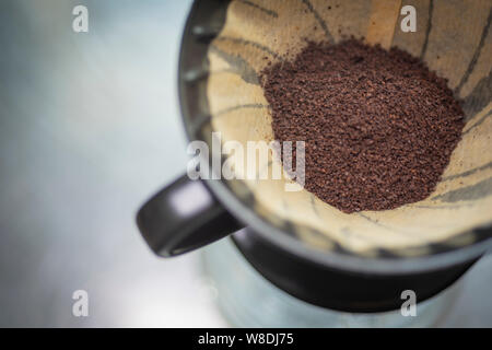 Il primo passo della Pre-Brew (il fiore) di versare il caffè di gocciolamento metodo quando il biossido di carbonio C02 viene rilasciato. Si prega di credito: Phillip Roberts Foto Stock