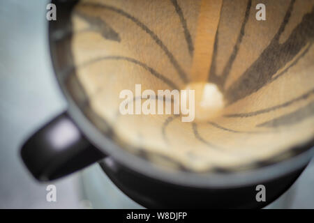 Il primo passo della Pre-Brew (il fiore) di versare il caffè di gocciolamento metodo quando il biossido di carbonio C02 viene rilasciato. Si prega di credito: Phillip Roberts Foto Stock