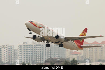 --FILE--un piano di Hainan Airlines decolla dall'Aeroporto Internazionale Sanya Phoenix nella città di Sanya, sud Chinas Hainan provincia, 17 dicembre 201 Foto Stock