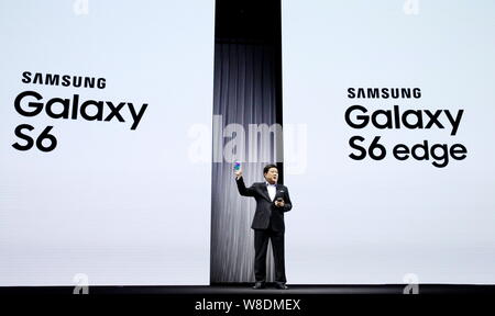 Parco Jaesoon, CEO di Samsung Grande Cina, parla a un evento di lancio per Samsung Galaxy S6 ed S6 gli smartphone di bordo a Pechino in Cina, 31 marzo 2015. Foto Stock