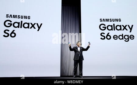 Parco Jaesoon, CEO di Samsung Grande Cina, mostra Samsung Galaxy S6 ed S6 gli smartphone di bordo ad una cerimonia di lancio per i nuovi modelli a Pechino, Cina Foto Stock