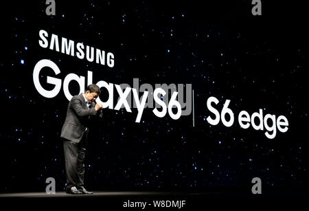 --FILE--Jaesoon Park, CEO di Samsung Grande Cina, parla a un evento di lancio per Samsung Galaxy S6 ed S6 gli smartphone di bordo a Pechino in Cina, 31 marzo Foto Stock