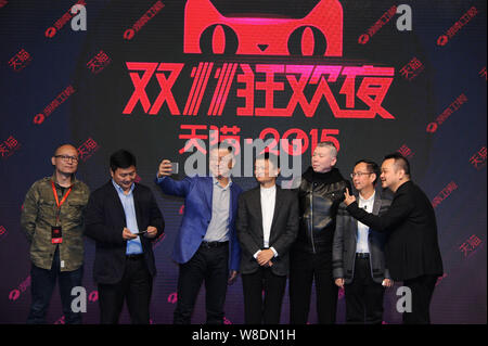 Ma Jack Yun, centro, presidente del gruppo Alibaba, e regista cinese Feng Antonio, la terza a destra, prendere selfies durante una conferenza stampa per il 2015 T Foto Stock