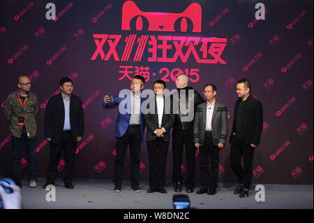 Ma Jack Yun, centro, presidente del gruppo Alibaba, e regista cinese Feng Antonio, la terza a destra, prendere selfies durante una conferenza stampa per il 2015 T Foto Stock